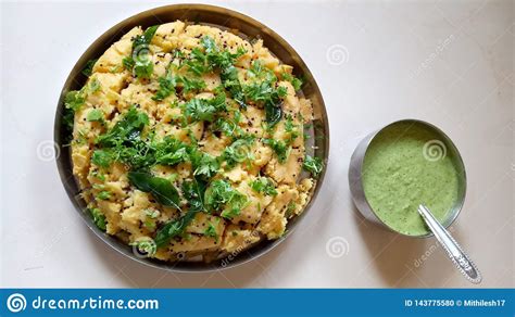 Very famous coconut chutney recipe with very few ingredients. Dhokla and green chutney stock photo. Image of dhokla ...
