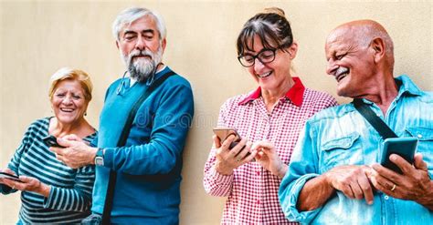 Glückliche ältere Paare Die Spaß Zusammen Mit Intelligentem Mobiltelefon Haben Stockbild Bild