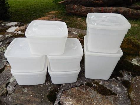 The pyrex simply store food container features glass containers with simple, flat colorful lids. Square Plastic Keepers Savers Food Storage Containers | Etsy | Food storage containers, Food ...