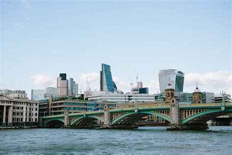 Southwark Bridge With The Leadenhall Building Del Colaborador De