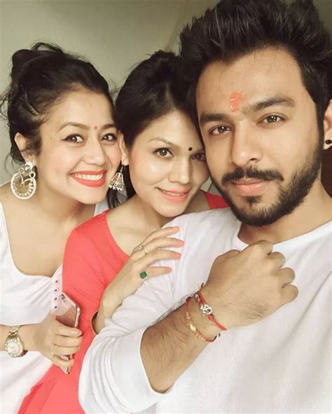 Sonu Kakkar Posts Pictures With Hubby On Karwa Chauth Looks Beautiful In Sindoor And Saree