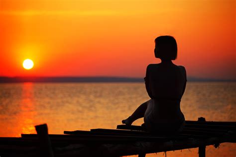 무료 이미지 바닷가 실루엣 소녀 여자 해돋이 일몰 햇빛 새벽 여름 황혼 저녁 청소년 좌석 옥외 은혜