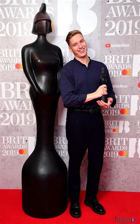 George Ezra Con Su Premio Brit Awards 2019 Famosos En Los Brit Awards