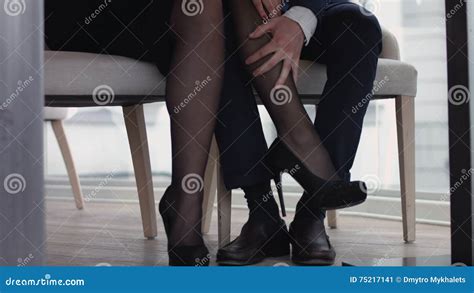 Jeunes Couples Flirtant Avec Des Jambes Au Restaurant Sous La Table