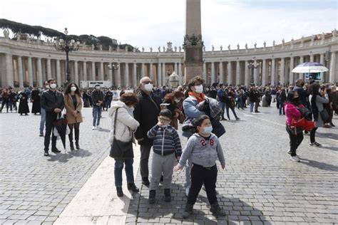Papa Vuelve A La Ventana Del Palacio Del Vaticano Angelus En Español