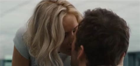 Jennifer Lawrence And Chris Pratt Lock Lips In Steamy Trailer For Sci Fi Movie Passengers