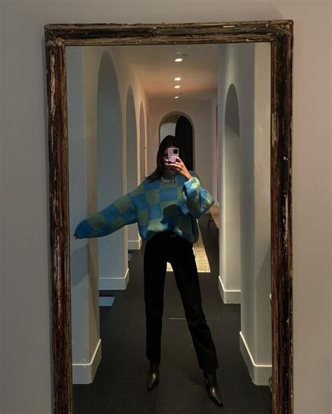 Best Mirror Selfie Poses By The Selfie Queen Kendall Jenner Check Pics