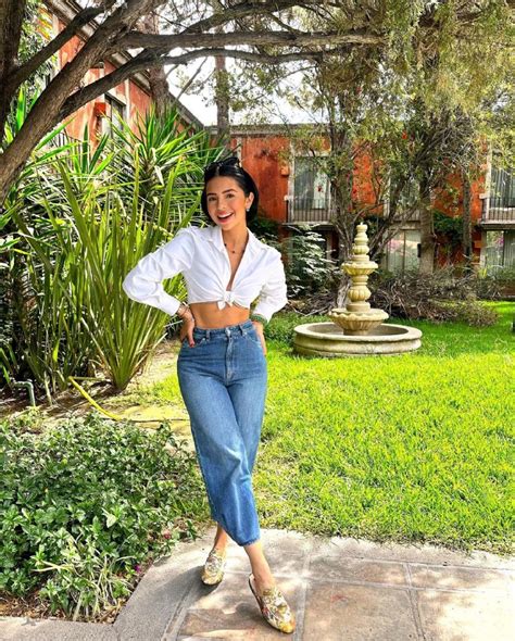 Ngela Aguilar Marca La Nueva Tendencia Con Los Mom Jeans Ideales Para
