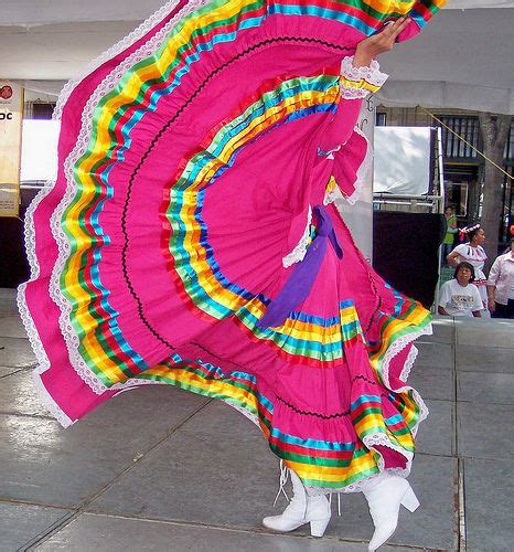 Jalisco 07 In 2020 Folklorico Dresses Mexican Costume Mexican Fashion