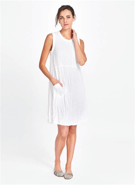 This White Linen Dress For Summer Has A Button Back Knit Details And