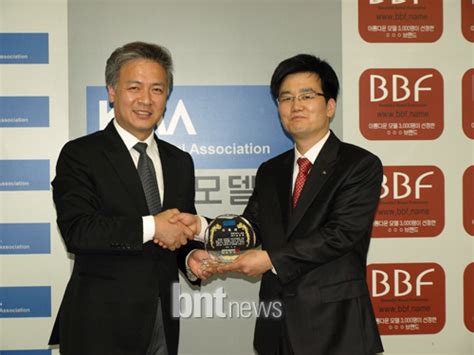 대한민국 황의조가 루마니아 마린의 자책골에 기뻐하고 있다. (사)한국모델협회, 남호영변호사를 자문변호사로 위촉