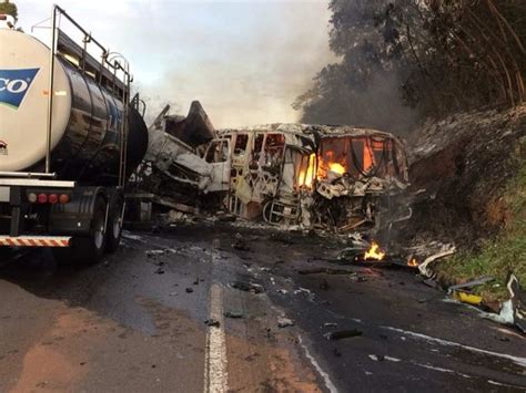 Acidente Entre Caminhão E ônibus Deixa Mortos E Feridos No Paraná