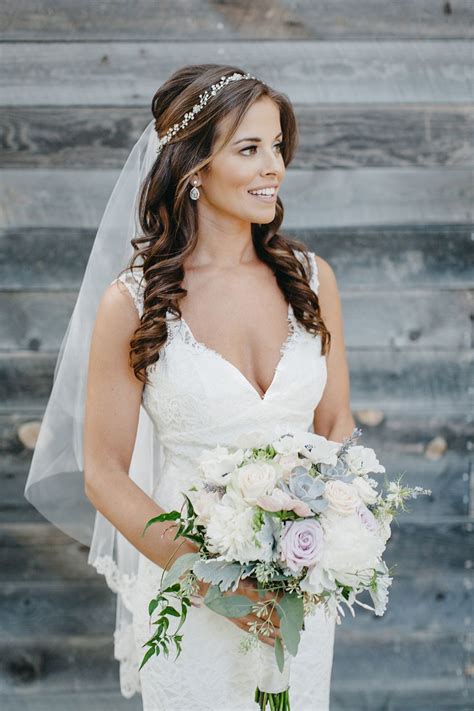 Tousled and beachy long wavy wedding hairstyle looks really gorgeous on brides. 27 Wedding Hairstyles With Veil For Your Big Day - Page 20 ...