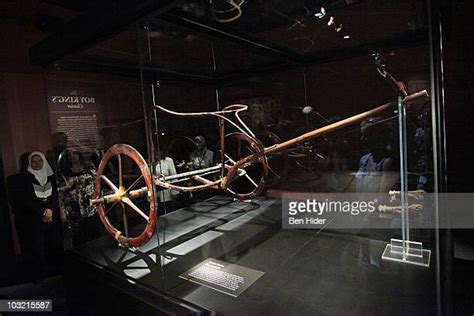King Tut Chariot Exhibit Stockfotos En Beelden Getty Images