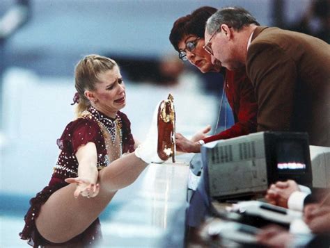 Tonya Harding Showing Olympic Judges Her Broken Lace 1994 Rpics