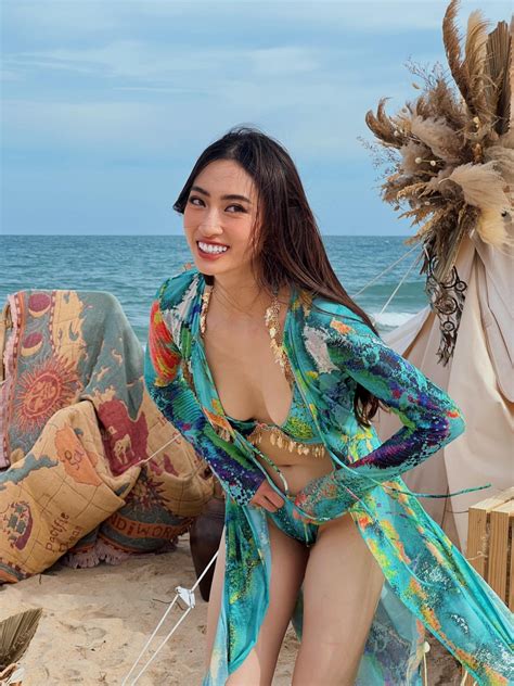 Hoa Hậu Lương Thùy Linh Diện Bikini Họa Tiết Khoe Body Hoàn Hảo Trên Bãi Biển