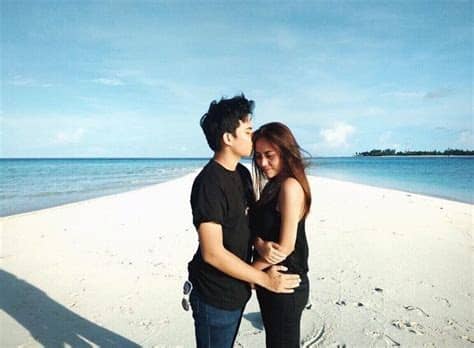 Gambar Romantis Orang Pacaran Di Pantai