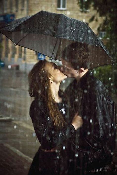 Pin By Somijazz On Romantic Hug Cuddles Kisses Kissing In The Rain Cute Kiss I Love Rain