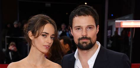 Режиссер «чернобыля» данила козловский оставил гражданскую жену с ребенком на руках. Данила Козловский впервые стал отцом: жена рассекретила ...