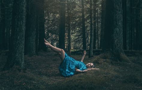 Обои лес девушка полет поза фантазия ноги платье фея левитация