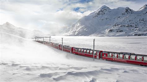 A Unique Train Tour Combines The Most Beautiful Panoramic Lines And