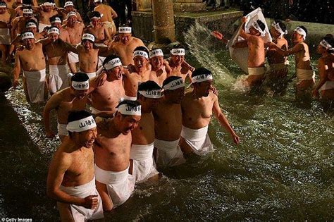 Yıllık Gelenek Japonya da Düzenlenen Saidai ji Eyo Festivalinde Binlerce Yarı Çıplak Erkek