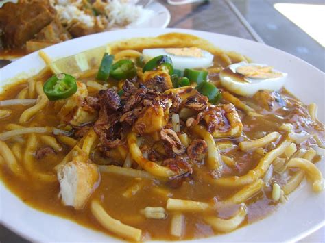 This mee rebus recipe womes with yellow noodles in a spicy resepi: Mee Rebus - Tastes of Singapore | Mee Rebus - Tastes of ...