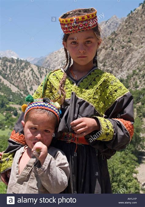 A Kalasha Girl And Her Brother Posing In The Rumbur Valley Chitral Reizen