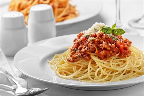 Spaghetti Mit Fleischsauce Parmesan Und Basilikum Rezept Gutekueche De