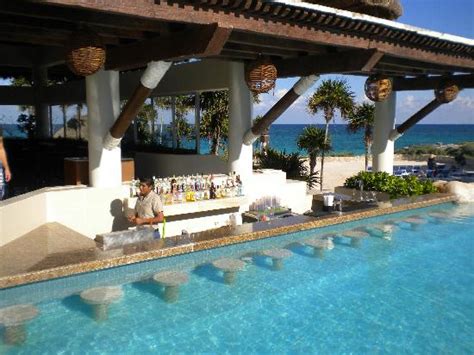 3 Of The Best Swim Up Hotel Bars Drinking In America