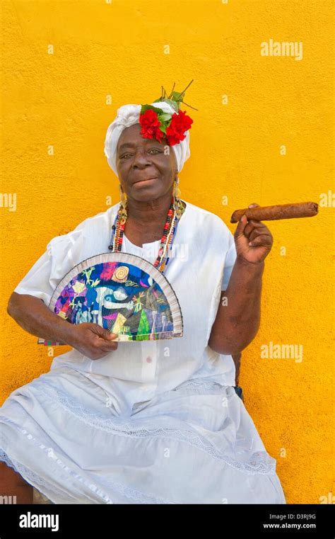 La Mujer Cubana De Ascendencia Africana Vistiendo La Santería