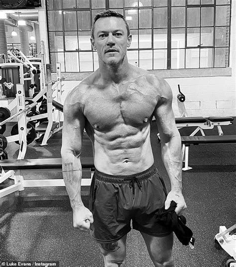 Luke Evans Shows Off His Very Ripped Physique Duk News