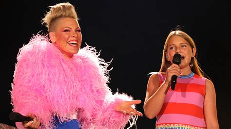 Pinks Daughter Willow Sings With Her Mom On Opening Night Of Summer