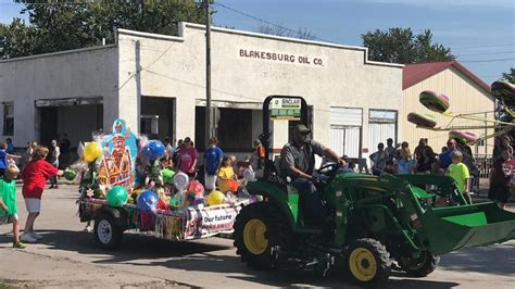 Great Grandson Takes War Vet On Tractor During Blakesburg Parade Ktvo