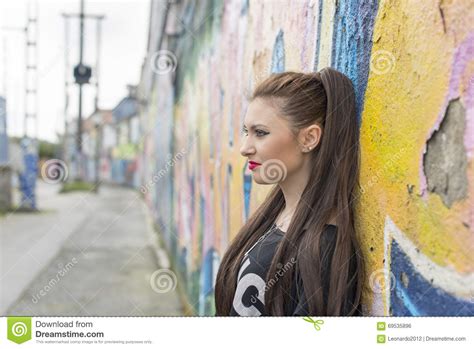 Retrato Urbano De La Mujer Joven En La Calle Con La Pintada Foto De Archivo Imagen De