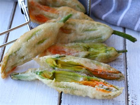 Fiori di zucca fritti ecco come farli belli croccanti. Fiori di zucca fritti in pastella lievitata croccanti e ...