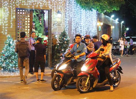 Khi ông hoàng xuống ngựa. Hàng trăm người chen lấn chụp ảnh Noel tại biệt thự 3 ...