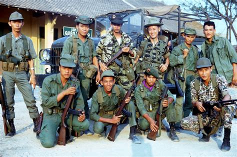 South Vietnamese Soldiers Armed With Diverse Weapons 998 X 662 R