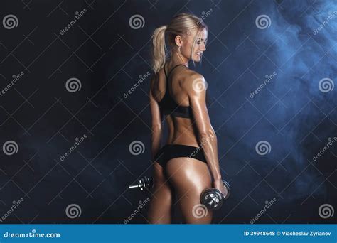 La Femme Sexy Forte Sexerce Avec Des Barbells Photo Stock Image Du Noir Personne 39948648