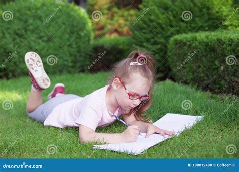 La Fille En Verres Se Trouve Sur Lherbe Photo Stock Image Du été