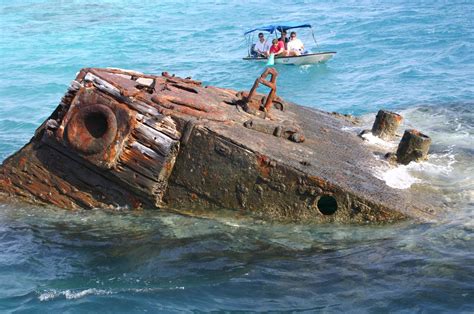 Sunken Ship Hull Abandono