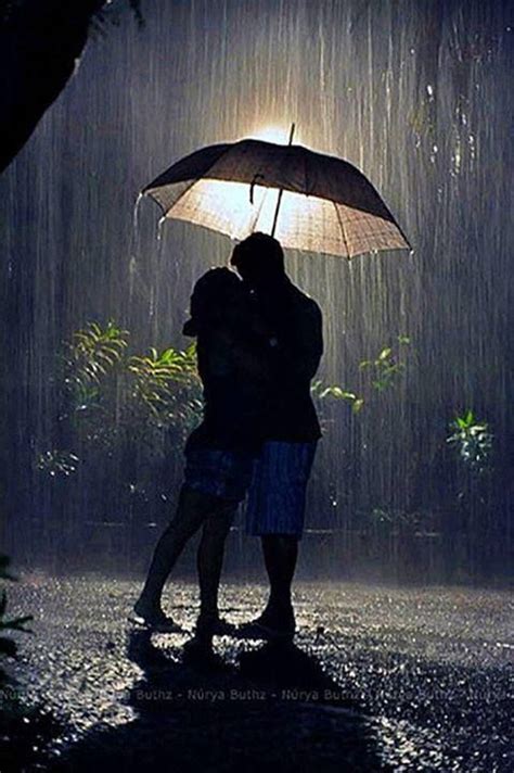 Pin By Kimber On Kisses Rain Pictures Kissing In The Rain Couple In