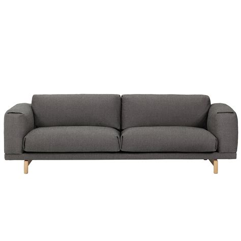 Die verbindung von sitzkomfort, stil und geschmack lässt sie nichts an bequemlichkeit vermissen. Muuto - Rest Sofa, 3 Sitzer, grau (Remix 163) / Eiche Natur (EU) Grau T:93 H:75 B:260 online ...