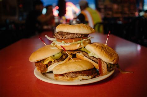 Classic Austin Restaurant Huts Hamburgers Opens In The Austin Airport