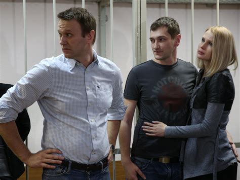 Der bruder und mehrere unterstützerinnen von kremlkritiker alexej nawalny sind zu zwei monaten hausarrest verurteilt worden. Russian Opposition Figure Detained Hours After Suspended ...