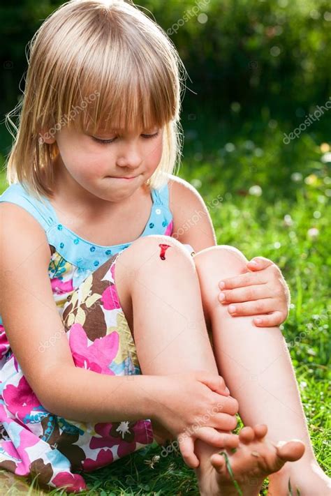 Pictures Wounded Knee Child With Wounded Knee — Stock Photo