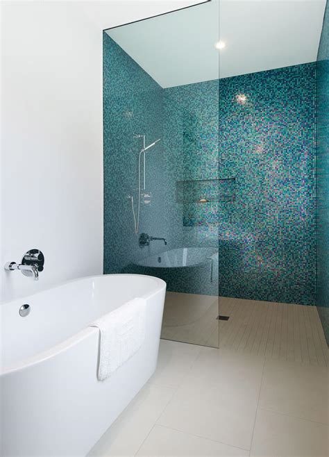 Allestire un rivestimento in mosaico anche all'interno della propria abitazione non è un'impresa così complicata come si potrebbe immaginare: Bagno con pavimenti e rivestimenti in mosaico • 100 idee ...