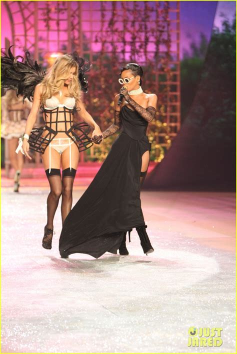 Rihanna Victoria S Secret Fashion Show Performance Photo Doutzen Kroes