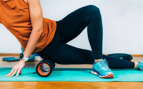 Should You Foam Roll Your It Band 6 Exercises To Loosen The Itb
