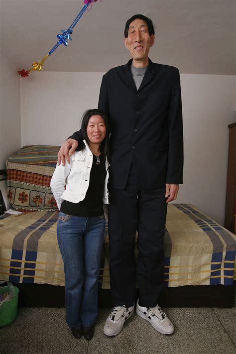 3 Of The Worlds Tallest Men Ever Recorded Lived In Our Day—and Some Are Still Towering Over Us